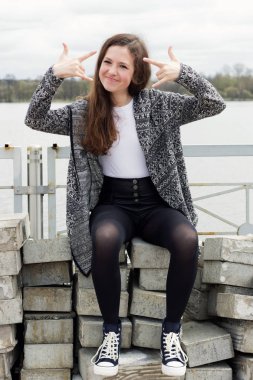 beton bloklar Nehri yakınında oturan güzel kız