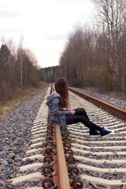 Kız raylar ormanın ortasında oturur