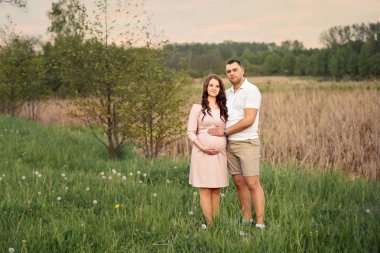 Aile sevgisi iki orman park kadın hamile gelecek sonra bebek beklentisiyle ebeveynler