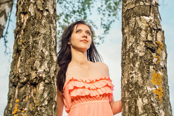 Портрет молодой девушки в парке леса с березами — стоковое фото
