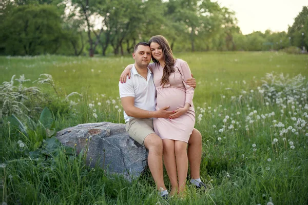 Familie Liebespaar im Waldpark Frau schwängert zukünftige Eltern in Erwartung des Babys — Stockfoto