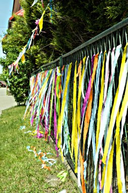 Renkli kağıt şeritler ve bir çit asılı bayrakları