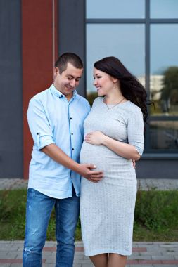 iki aile şehirde sarılma bir bebek beklentisi içinde