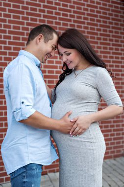 iki aile şehirde sarılma bir bebek beklentisi içinde