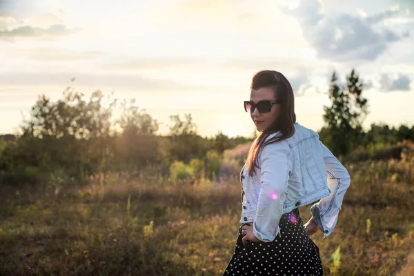 Портрет девушки в солнечных очках на закате солнца — стоковое фото