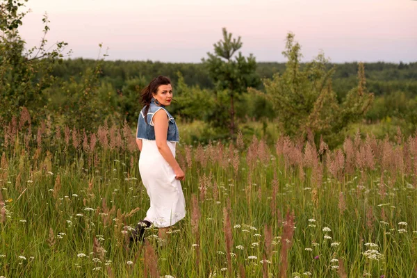 Günbatımında bir alanında çalışan bir genç çoban kız çingene