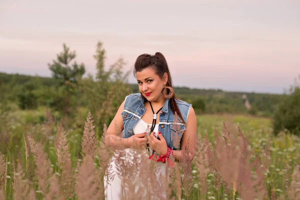 Портрет молодой ковбойши-цыганки в поле на закате — стоковое фото