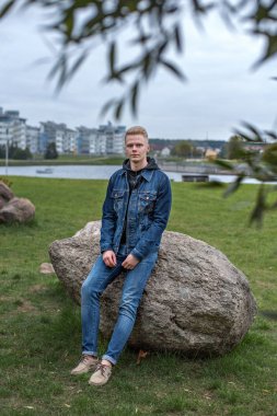 bir gece parkta bir taş kot ceketli güzel çocuk oturur