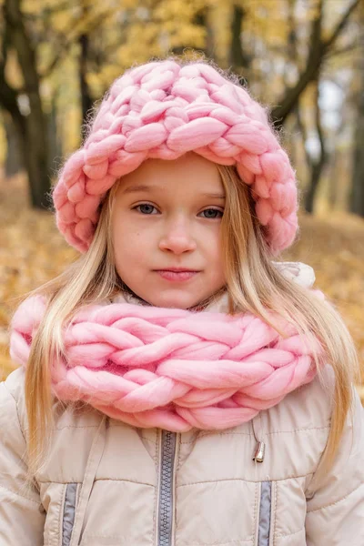 Блондинка в рожевому капелюсі і шарфі грубої парування Різдвяна зима — стокове фото