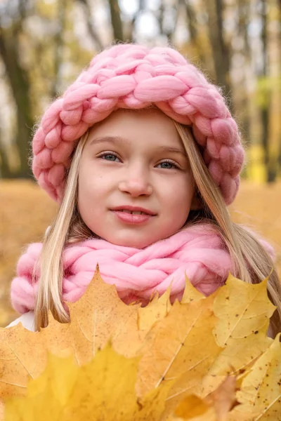 Обличчя портрет смішної усміхненої дівчини в капелюсі і шарфі грубої в'язаної ручної різдвяної зими — стокове фото