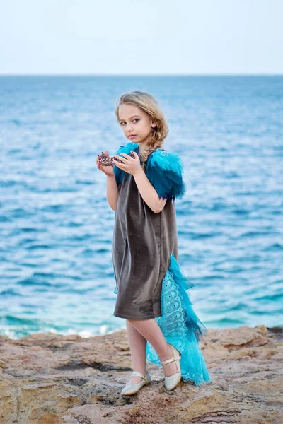 Retrato Conto Fadas Uma Princesa Mar Pássaros Majestosamente Carrega Uma — Fotografia de Stock