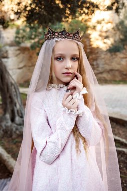 taç büyülü ormanın içinde bir örtü ile düğün elbisesiyle Beyaz Cadı güzel perisi Kraliçe bir portre