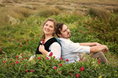 nazikçe huzur içinde dedikodu rustik sevgi dolu birkaç eski moda retro giysiler çiçeklerle çalıların arka arkaya oturur