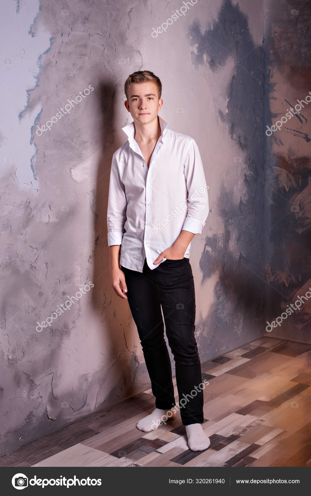 Hombre Joven Del Primer En La Camisa Blanca Y El Pantalón Gris De