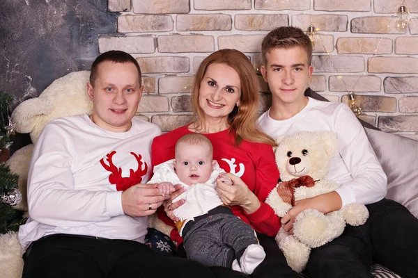 Noel arifesinde rahat kıyafetler giymiş iki oğlu olan bir ailenin yakın portresi. — Stok fotoğraf