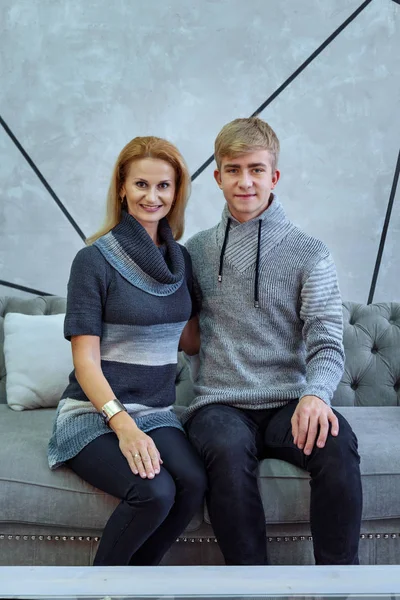Mamma e figlio adolescente sono seduti sul divano in soggiorno — Foto Stock