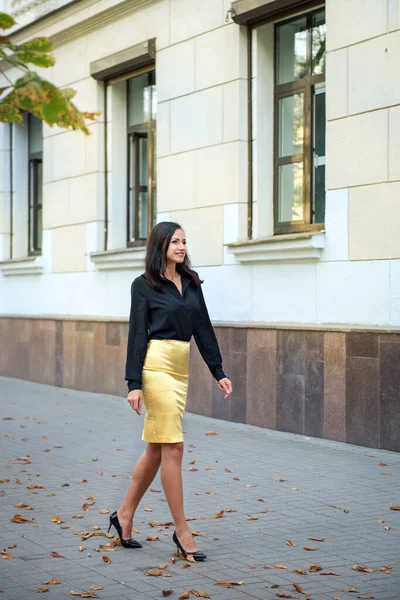 Retrato Una Joven Mujer Negocios Elegante Caminando Por Una Calle — Foto de Stock