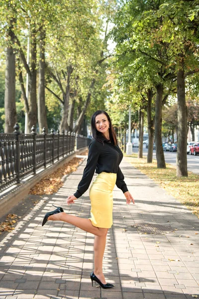 Retrato Una Joven Mujer Negocios Elegante Que Entrega Acera Entre — Foto de Stock