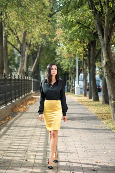 Retrato Una Joven Mujer Negocios Elegante Caminando Acera Entre Los — Foto de Stock