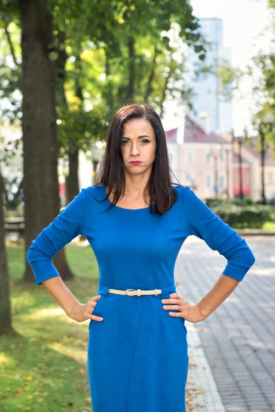 Joven Atractiva Morena Mujer Vestido Azul Haciendo Pucheros Emociones Resentimiento — Foto de Stock