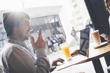 Bir yuvarlak masa büyük pencere yakın bir kafede oturan genç Çift