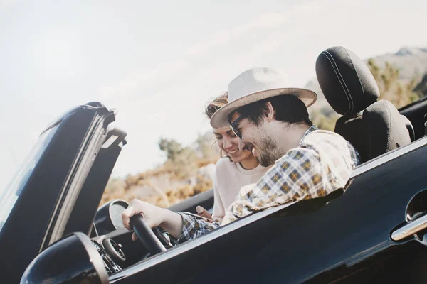 Man and girlfriend on a convertible travel through the beautiful — Stock Photo, Image
