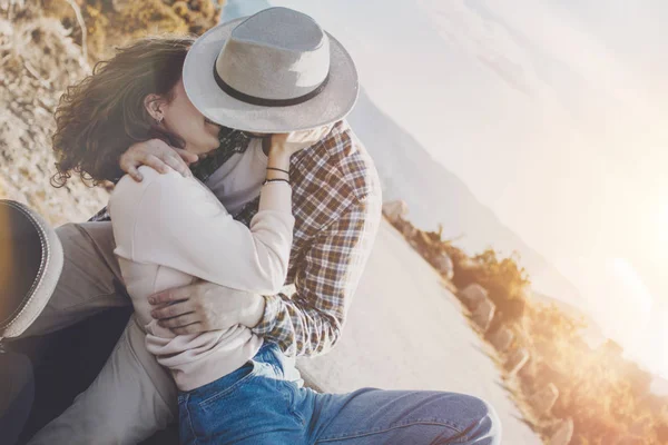 Beautiful pair of lovers kiss and hug in the back seat of a cabr — Stock Photo, Image