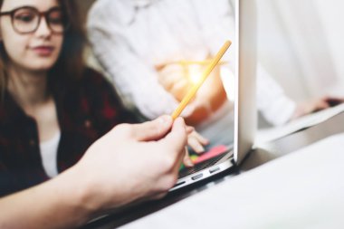 Bir modern loft ofis, ahşap bir masa bir dizüstü bilgisayarda çalışıyor