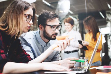 Modern loft Office proje üzerinde ekip çalışması