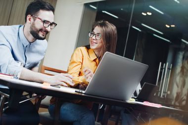 Modern iş arkadaşlarıyla loft sürecinde çalışma sırasında tartışıyor