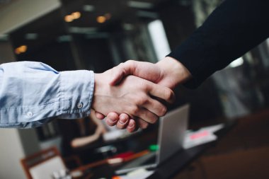 Oda elimi sıktı karşılanmasında casual giyim iki yöneticileri
