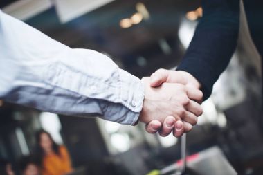 İki iş ortağı sonra başarılı bir anlaşma el sallamak