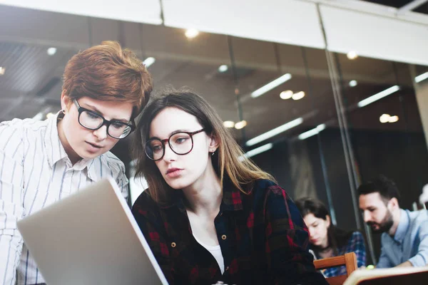 Equipo de jóvenes empresarios está desarrollando una nueva start-up — Foto de Stock