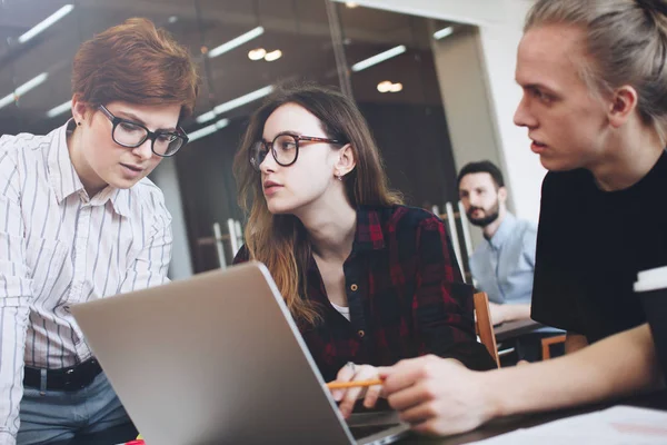 Un grupo de jóvenes está trabajando en una nueva idea. Trabajo en equipo — Foto de Stock