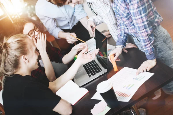 Equipo de compañeros de trabajo. Discutiendo un nuevo proyecto. Lluvia de ideas — Foto de Stock