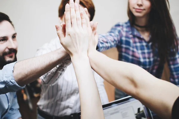 ทีมงานที่ประสบความสําเร็จและมีความร่วมมือของผู้คนทําให้ High Five — ภาพถ่ายสต็อก