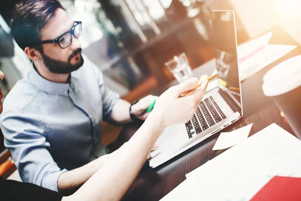 Jovem empresário barbudo em óculos analisa o trabalho em equipe realizado — Fotografia de Stock