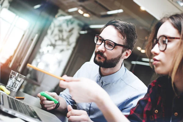 Equipo de empresarios trabajando en un nuevo concepto — Foto de Stock