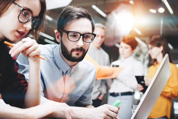 Desarrollar y discutir un nuevo plan de desarrollo de startups — Foto de Stock