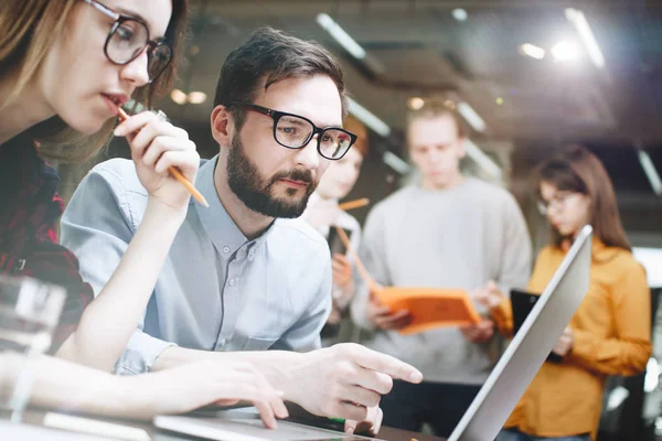 Equipo de negocios trabajando en un nuevo proyecto en una computadora portátil — Foto de Stock