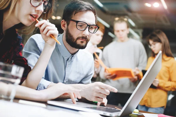 Tormenta de ideas del equipo de coworking en la moderna oficina loft —  Fotos de Stock