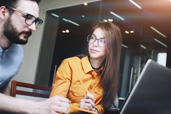 Barbudo hombre de negocios y una chica en gafas en una reunión de trabajo — Foto de Stock