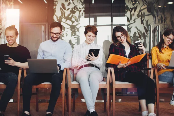 Ungt arbeidslag på stort moderne loftskontor – stockfoto