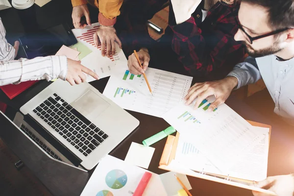 Mitarbeiter diskutieren Diagramme und Diagramme, die das Ergebnis der Teamarbeit zeigen — Stockfoto