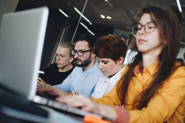 Bir modern coworking odada çalışma ortamı