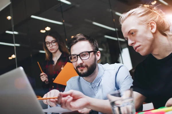 Prosjektleder forsker på prosess. Coworking team arbeider – stockfoto