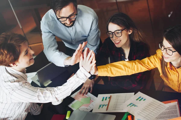 Grupo de jóvenes colegas de negocios dando cinco altos después del éxito w — Foto de Stock