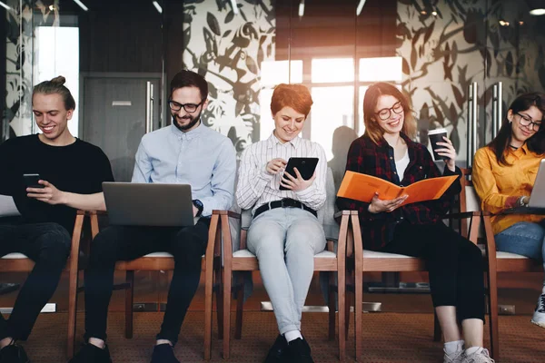 Grupul de cinci studenți moderni care lucrează într-o cameră de mansardă. Creative t — Fotografie, imagine de stoc