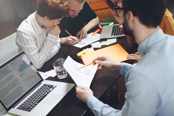 Grupo de marketers está pensando en un nuevo plan de desarrollo —  Fotos de Stock