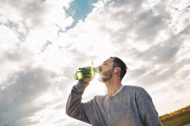 Atlet spor şişe kulaklık içecekler suda sakallı